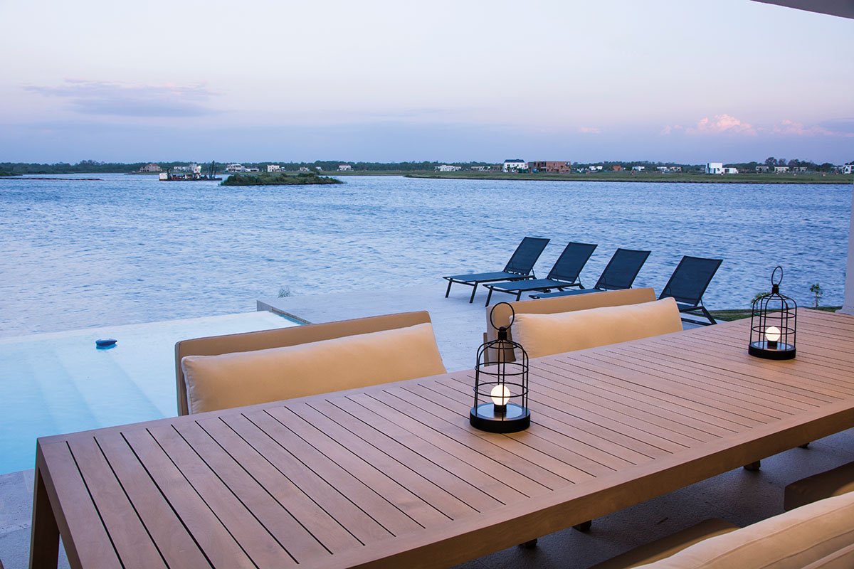 No es el Caribe, pero parece... Dise&ntilde;o de ApaArquitectura y construcci&oacute;n de VTA Arquitectos, este afuera maravilloso es un combo de galer&iacute;a, solario, piscina con borde infinito y lago